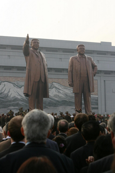 DPRK unveils statues of former leaders