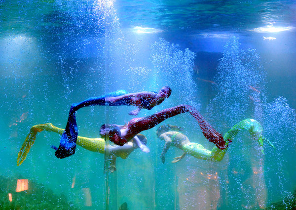 Mermaids delight shoppers in NE China