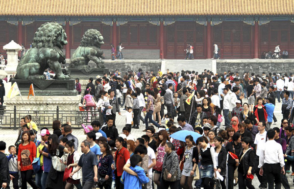 Tourist sites burst with people during holiday