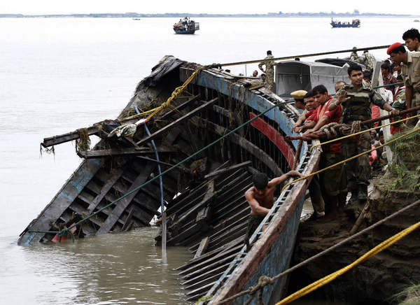 Search for survivors after Indian ferry sinks