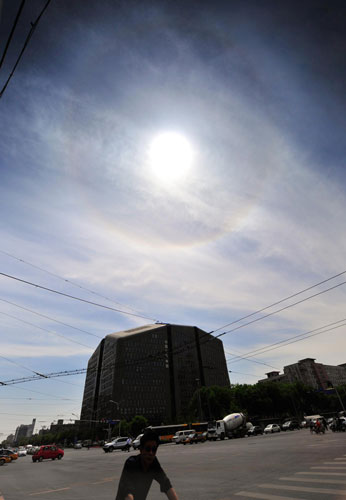 Solar halo emerges over Beijing