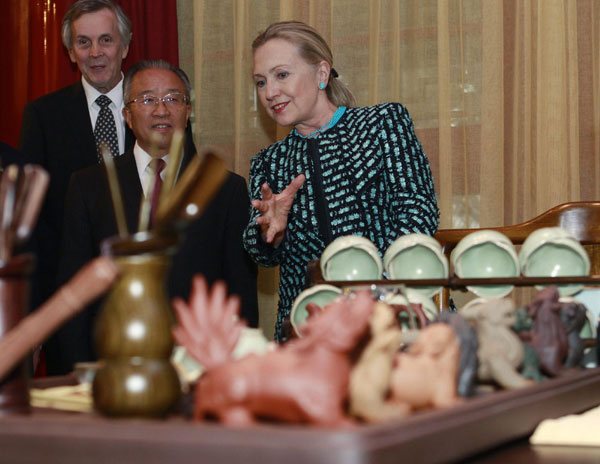 Clinton visits Wanshou Temple