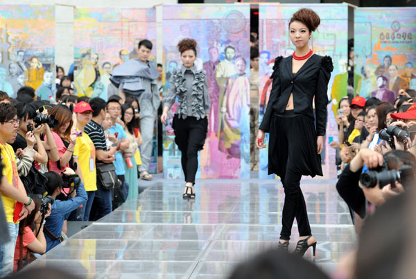 Student models on catwalk