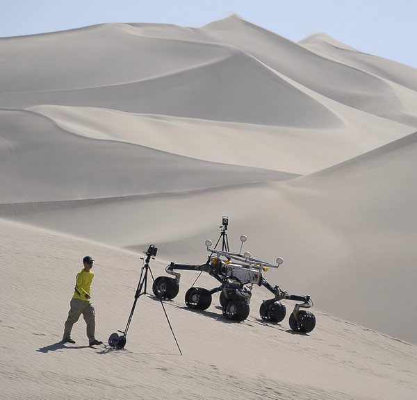 Mars rover 'Curiosity' tested in desert