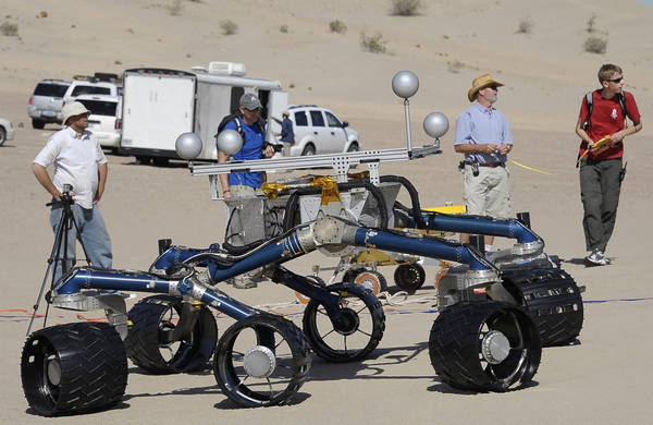 Mars rover 'Curiosity' tested in desert