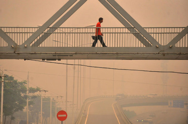 Heavy fog envelops Central China