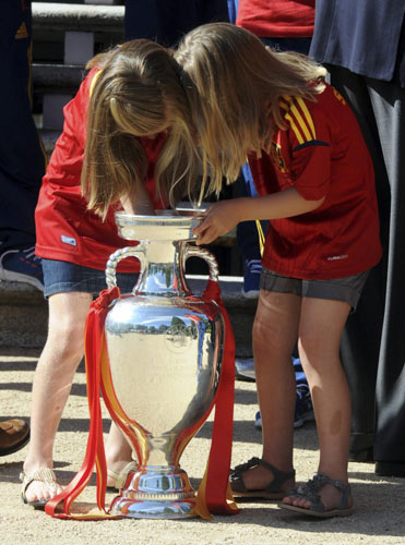 Spain players welcomed by King and Prince