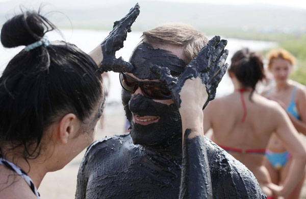 Russians enjoy black mud carnival