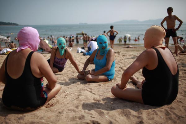 Enjoy the beach with a nylon mask