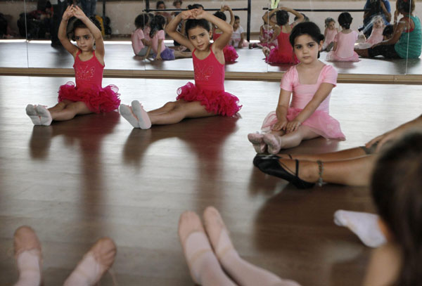 Palestinian girls have ballet class