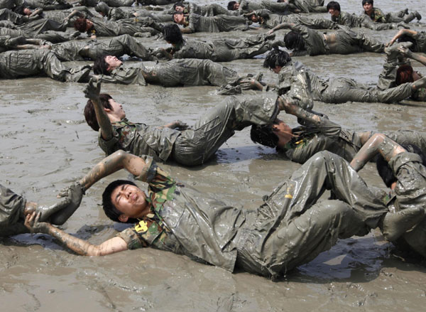 S. Korea students train in mud