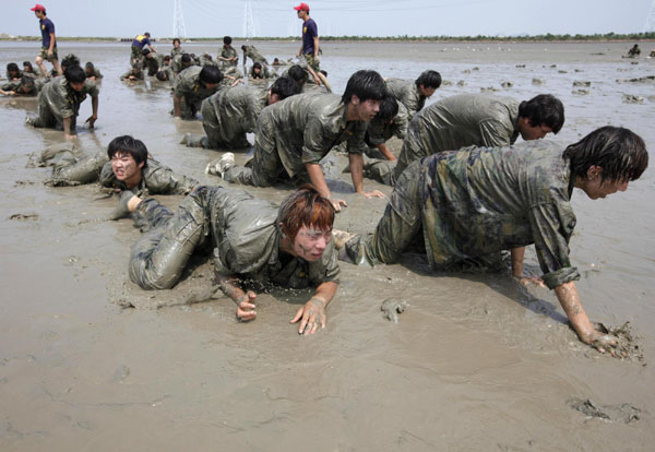 S. Korea students train in mud