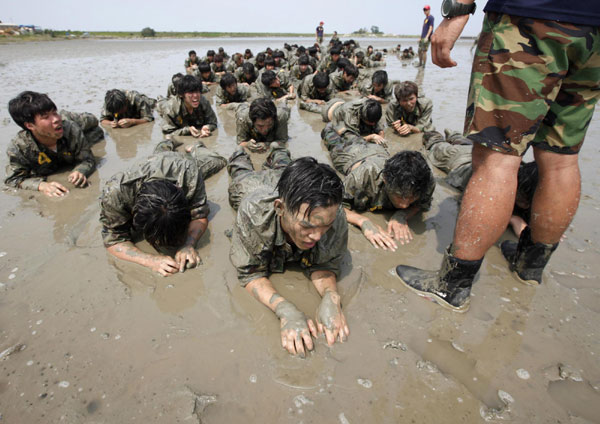 S. Korea students train in mud