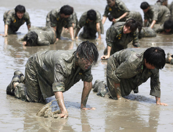 S. Korea students train in mud