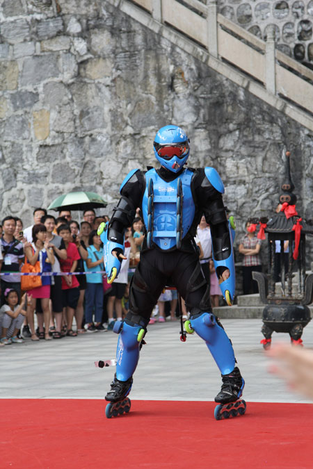 French roller skate performer stuns Chinese fans
