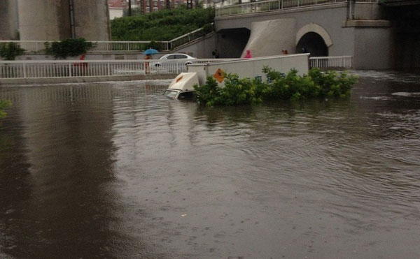 Downpour bypasses Beijing, batters Tianjin