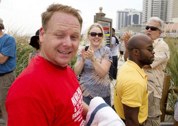 Nik Wallenda walks high wire in California