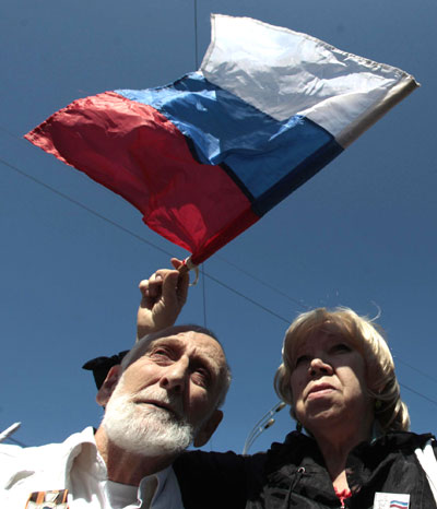 Russians mark Flag Day