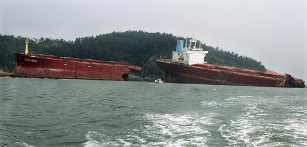 Typhoon Bolaven damages ship in Sacheon