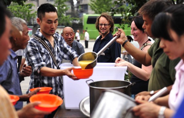 Kind-hearted Brit sells home to feed homeless