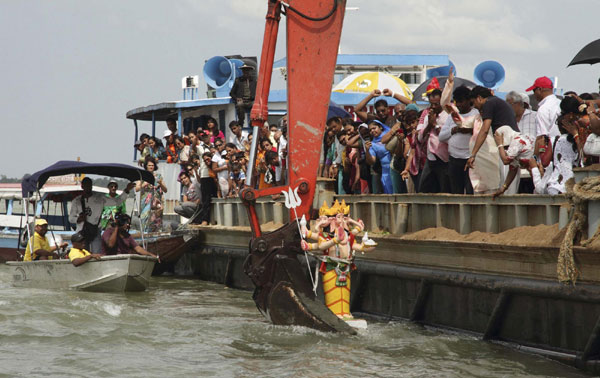 Devotees worship god in Ganesh Chaturthi festival