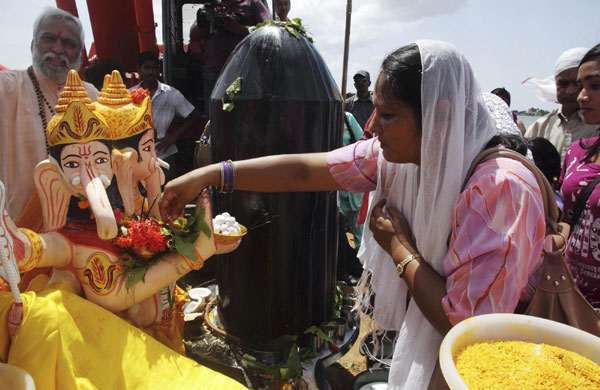 Devotees worship god in Ganesh Chaturthi festival