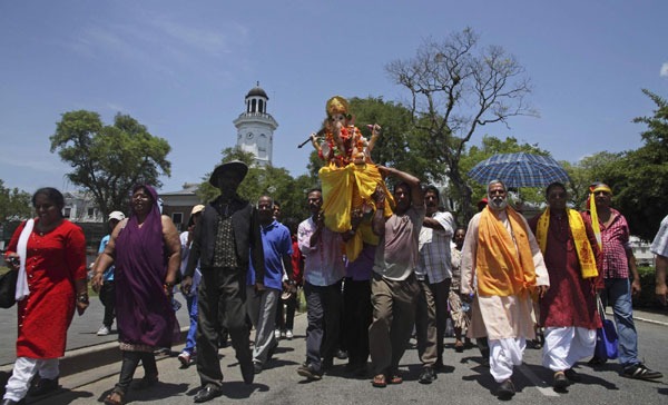 Devotees worship god in Ganesh Chaturthi festival