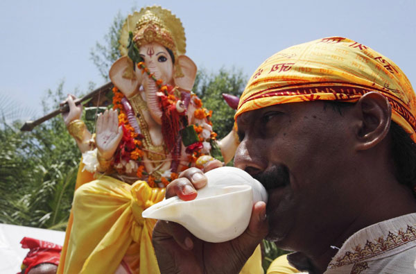 Devotees worship god in Ganesh Chaturthi festival