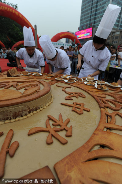 Mammoth mooncake served in E China