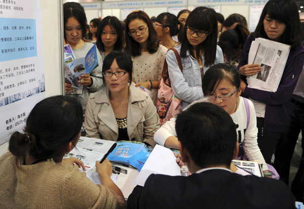 Graduates swarm Hangzhou job fair