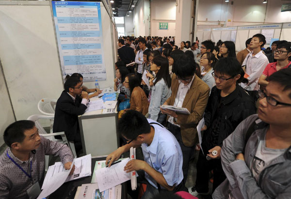 Graduates swarm Hangzhou job fair