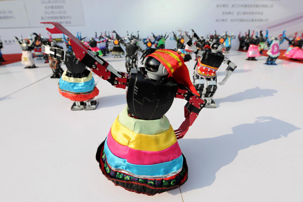 Dancing robots open China Intelligent Expo