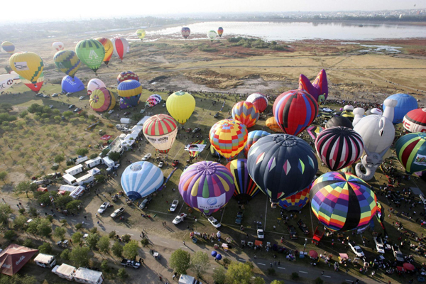 Hot-Air Balloon Festival held in Leon