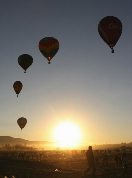 Int'l Hot-Air Balloon Festival held in Leon