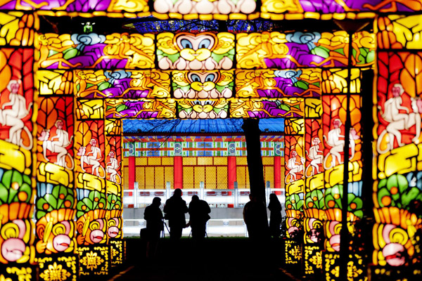 Visitors enjoy Chinese Light Festival in Rotterdam