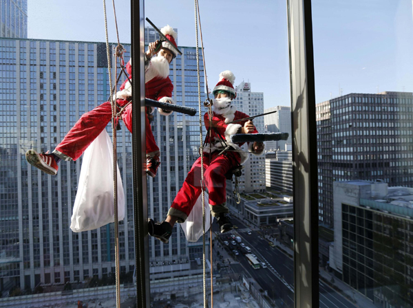 Window cleaners dress as Santa in Tokyo