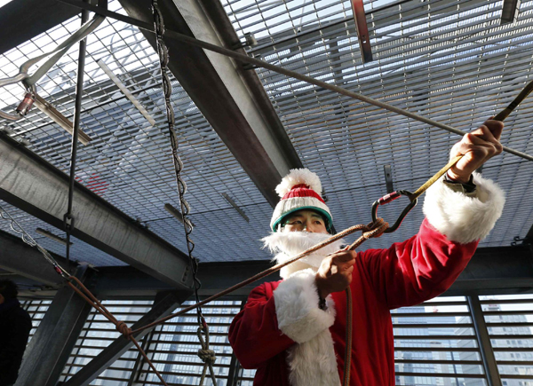 Window cleaners dress as Santa in Tokyo