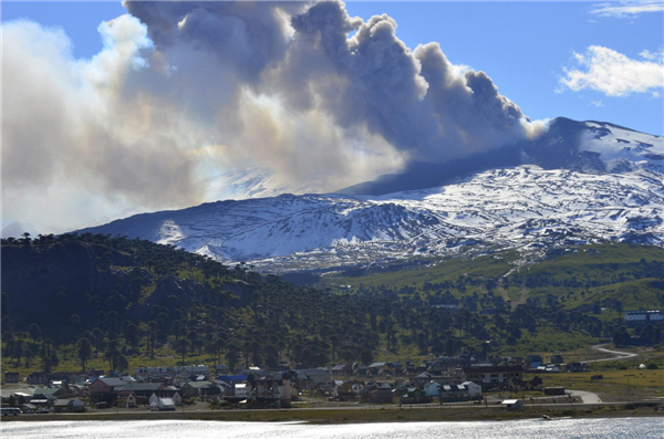 Volcano erupts on Chilean-Argentina border