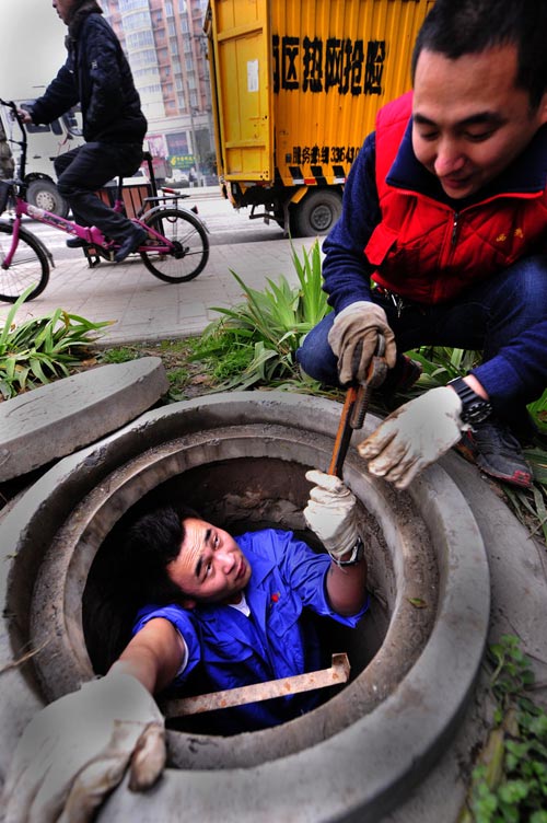 Workers make winter warm