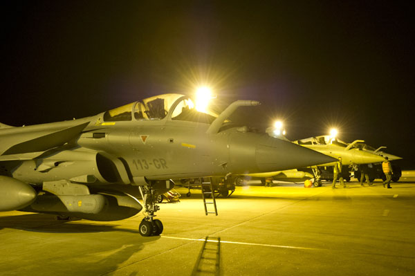 French army extends airstrike to Mali's north town