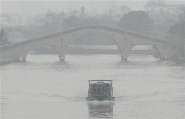 Fog shrouds China's cities