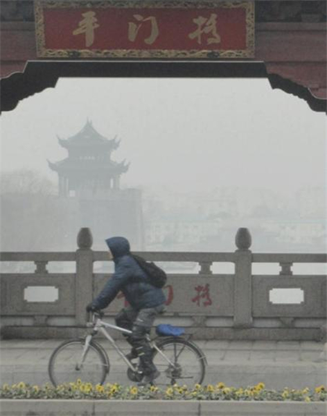 Fog shrouds China's cities