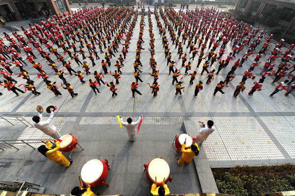 800 students bang drums as new semester starts