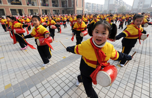 800 students bang drums as new semester starts