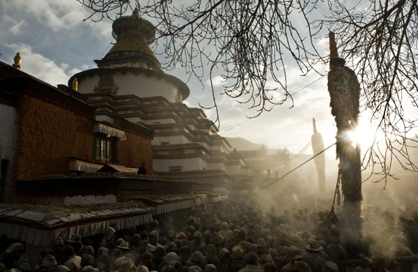 Tibetans welcome new year with flour fight