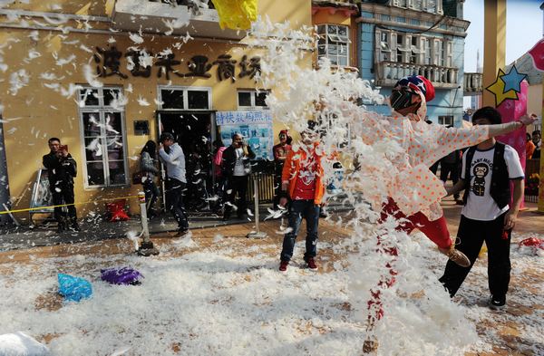 Pillow fight held to mark Int'l Women's Day