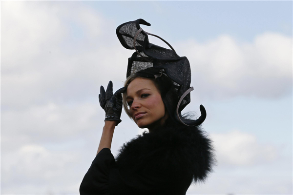 Ladies Day hat fashion