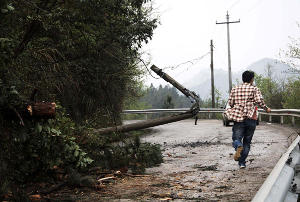 Rare hail affects 180,000 people in SW China