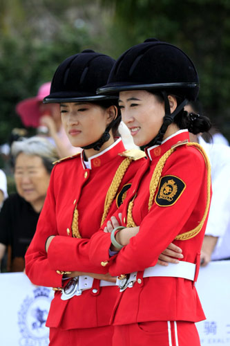 Beach equestrian festival held in S China