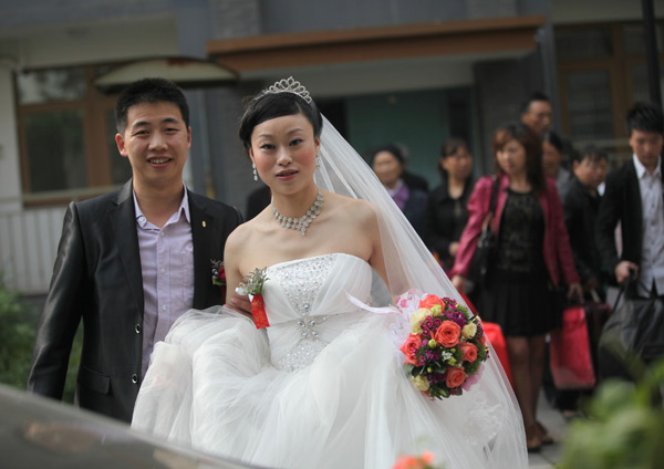 Delayed by quake, wedding day 5 years later